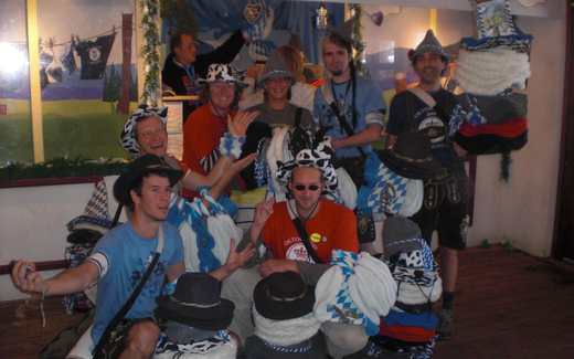 Das Bavariashop-Merchandise-Team im Festzelt auf dem Oktoberfest