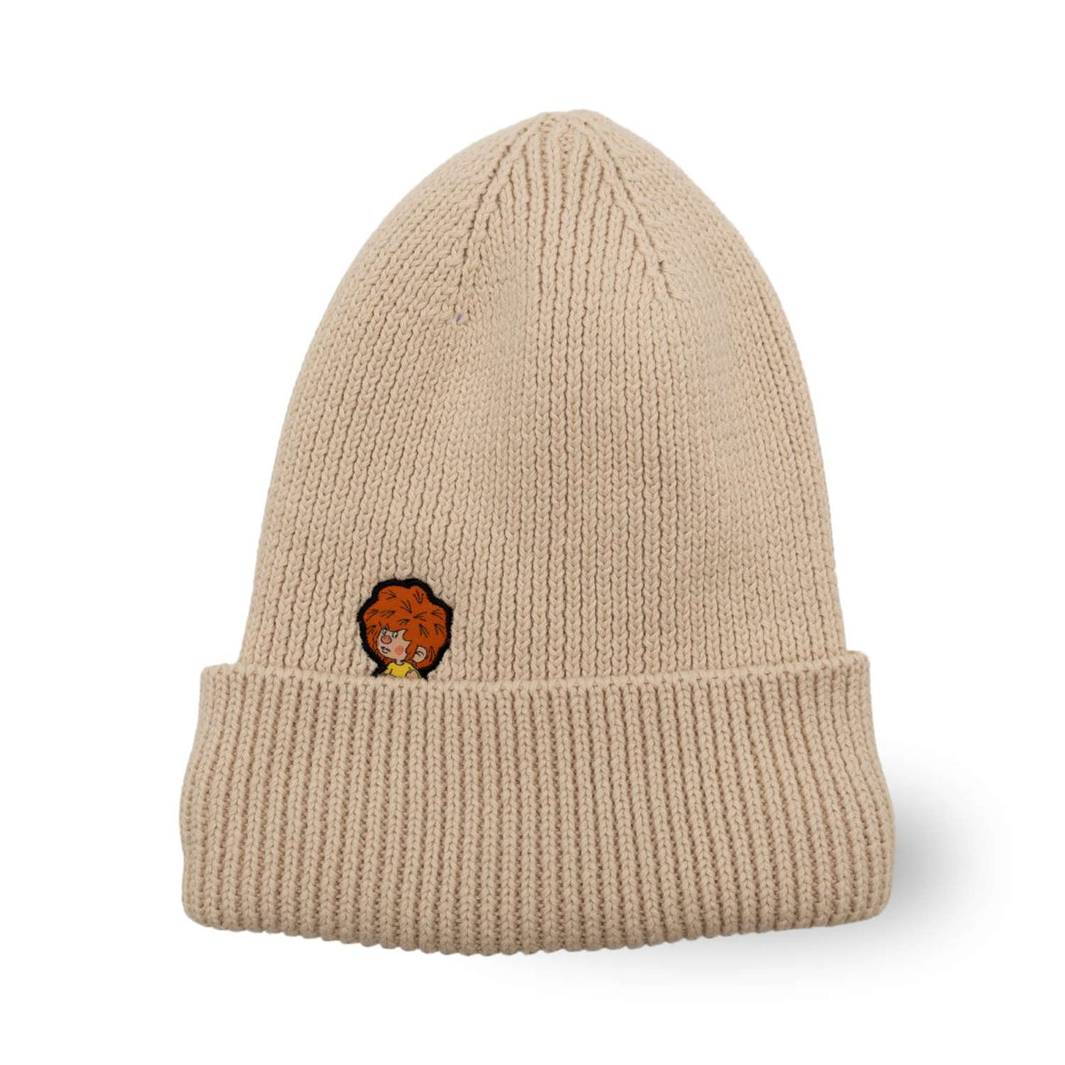 Helle, gerippte Pumuckl Beanie aus Baumwolle mit gesticktem Pumuckl-Motiv auf dem Umschlag.