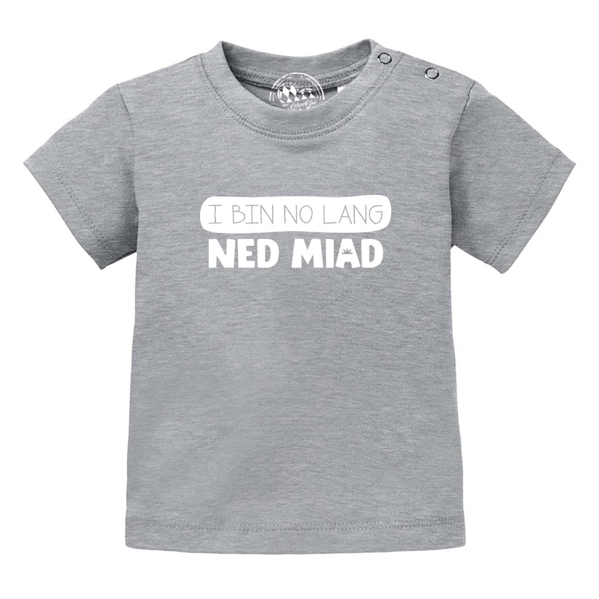 Graues Baby T-Shirt "no lang ned miad!" mit weißem Print und zwei Druckknöpfen an der Schulter.