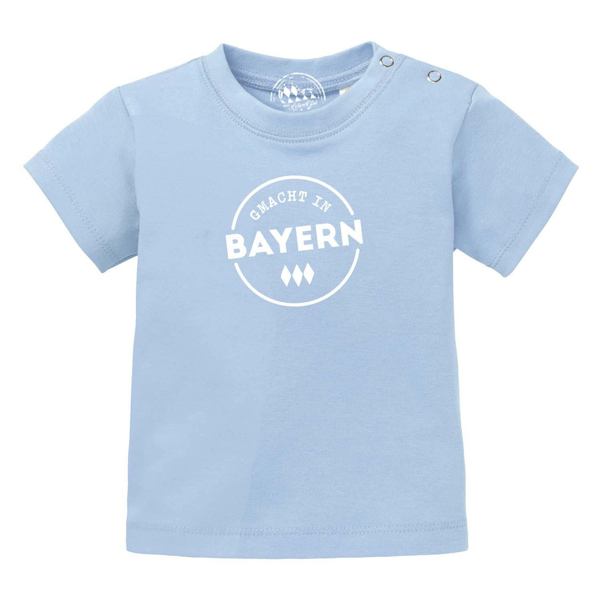 Hellblaues Baby T-Shirt Gmacht in Bayern mit weißem Aufdruck und Druckknöpfen an der Schulter.