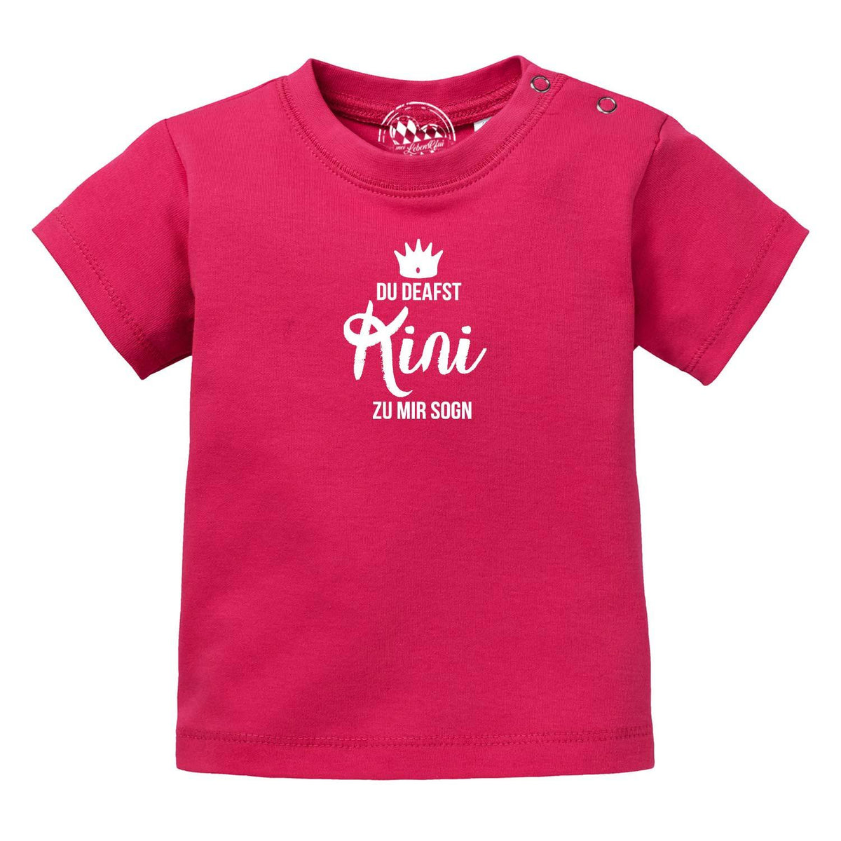 Fuchsiafarbenes Baby T-Shirt Kini mit weißem Aufdruck "DU DEAFST Kini ZU MIR SOGN" und Krone Motiv.