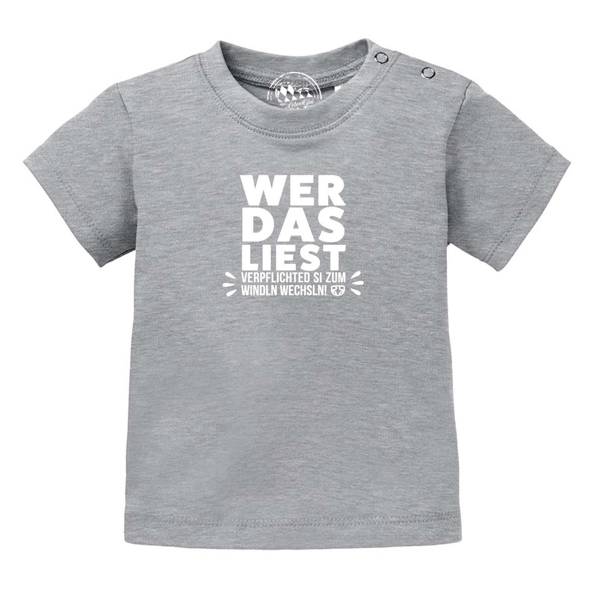 Graues Baby T-Shirt mit weißem bayrischem Spruch Windln wechsln, runden Druckknöpfen an der Schulter.