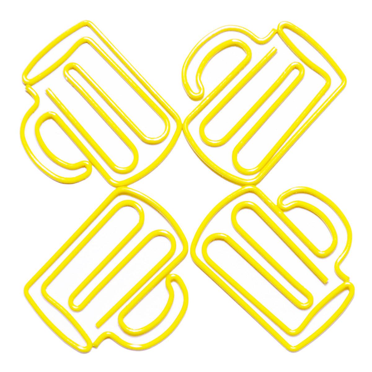 Vier gelbe Büroklammern in Form von Bierkrügen, diagonal auf einem weißen Hintergrund angeordnet, ideal für Oktoberfest-Mottos.