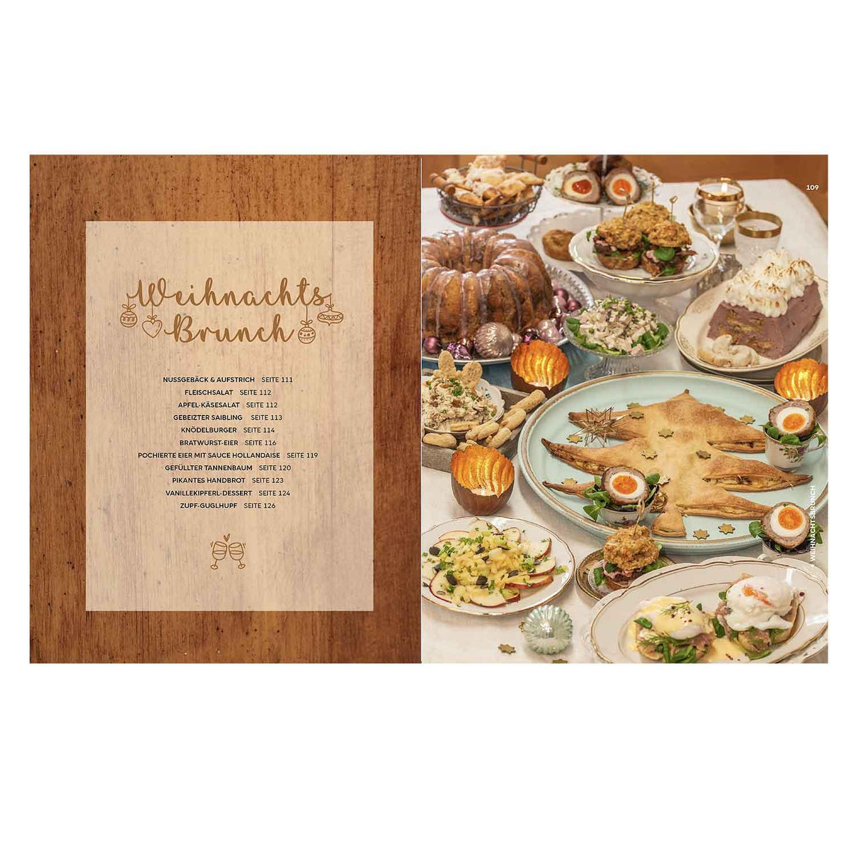 Bayrische Lieblingsrezepte für Weihnachten: Weihnachtlicher Brunch mit festlichen Speisen und Gebäck auf Holztisch.