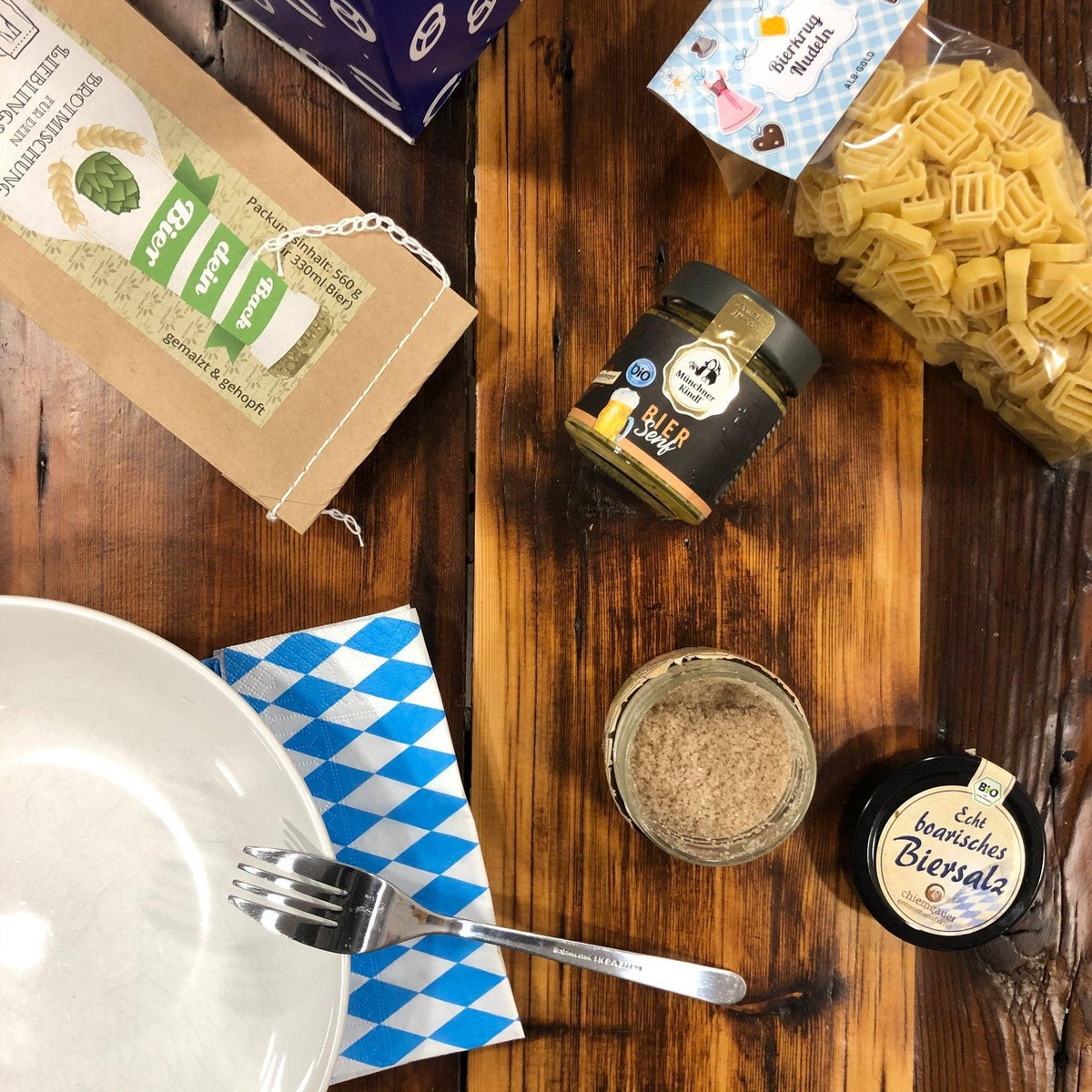 Mittelscharfer Bio-Senf mit kräftigem Bieraroma, goldgelb, cremige Textur, 125 ml Glasbehälter.