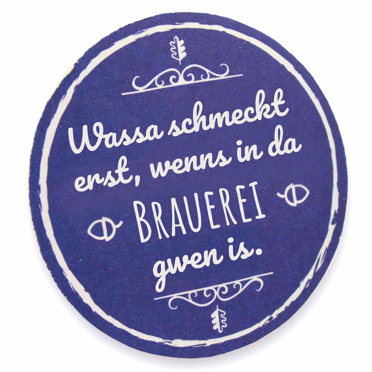 Runder blauer Bierdeckel der Geschenkbox Bier is guad mit weißem bayerischem Spruch und Blättern.