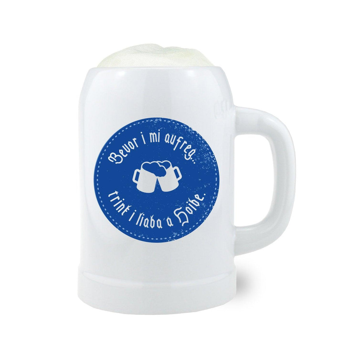 Weißer Bierkrug mit Henkel, schwarzem Aufdruck „Bevor i mi aufreg“, glatter Oberfläche und bauchiger Form, 0,5 l, Keramik.
