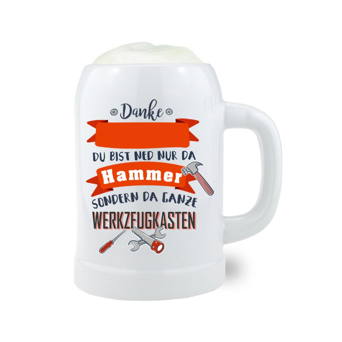 Weißer Bierkrug Du bis ned nur da Hammer mit lustigem Spruch und Werkzeug-Motiven gefüllt mit Schaum.