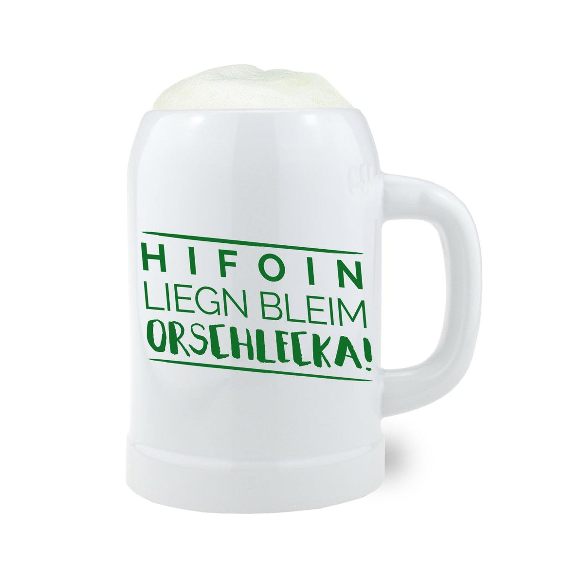 Weißer Bierkrug Hifoin - liegn bleim mit grünem Aufdruck, gefüllt mit Schaum, auf weißem Hintergrund.