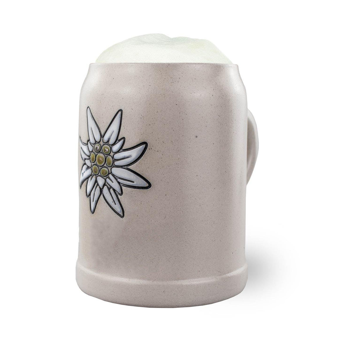 PREMIUM Bierkrug Edelweiß aus Keramik mit zartem Edelweiß-Motiv, gefüllt mit frischem Bierschaum.