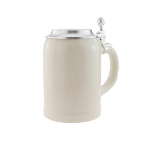 Traditioneller beigefarbener Steinkrug aus Keramik mit schlichtem Design und elegantem Zinndeckel.