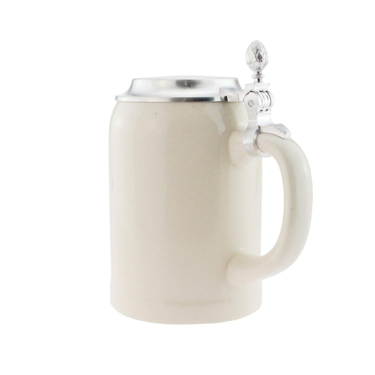 Beiger Keramik-Bierkrug mit glänzendem Zinndeckel und Henkel, isoliert auf weißem Hintergrund.