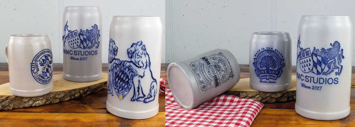 Verschiedene graue Bierkrüge mit individuellen blauen Relief-Motiven und Logos auf Holz und kariertem Tuch.