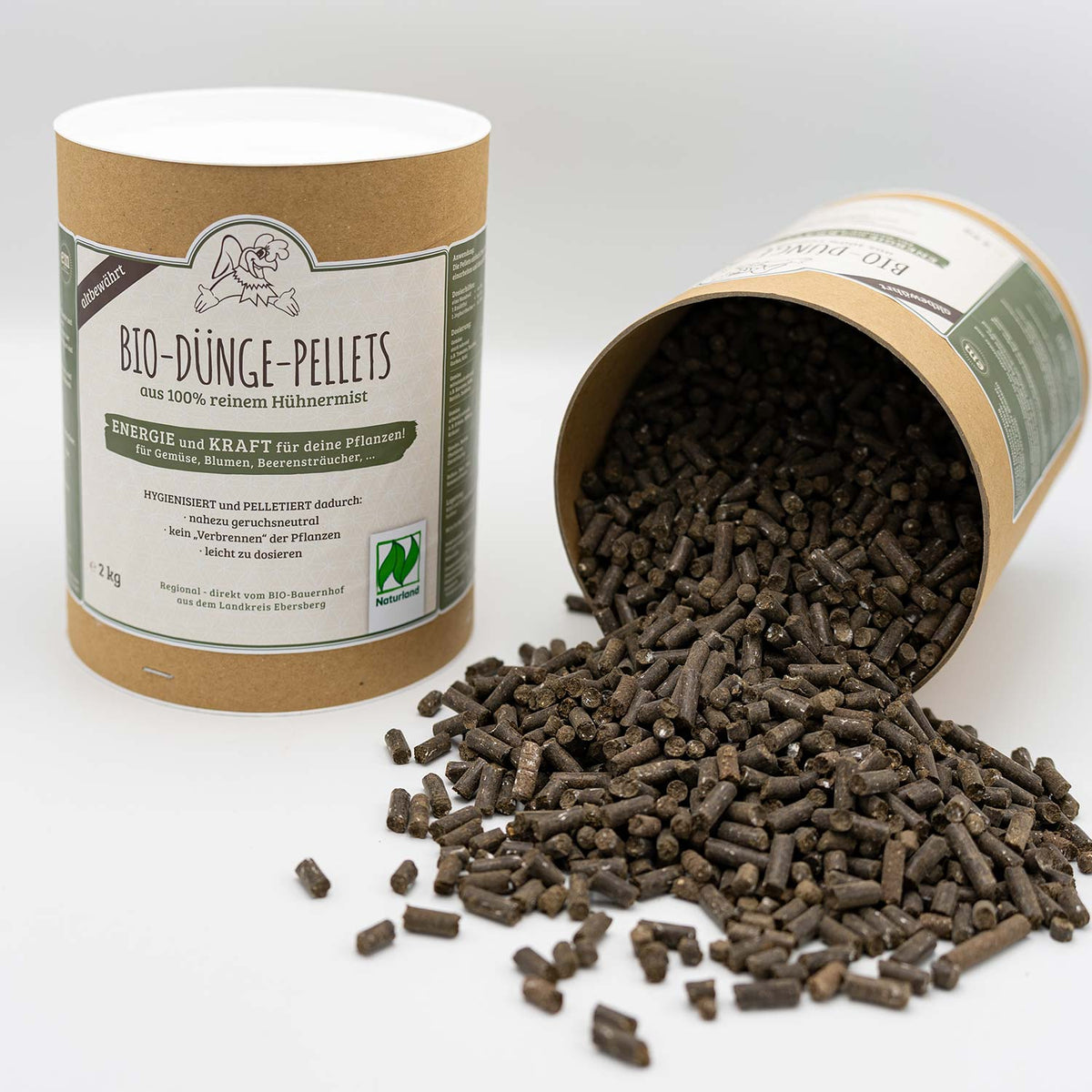 BIO Dünge Pellets vom Bio Bauernhof, brauner Eimer mit Schüttung aus Hühnermist-Pellets für Pflanzen.