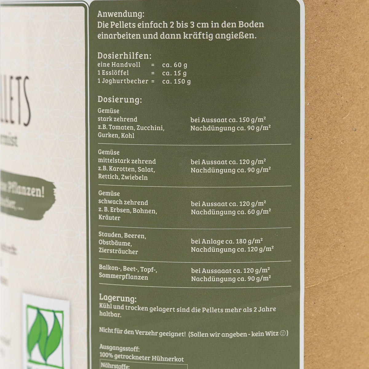 Anleitungsschild für BIO Dünge Pellets, Details zu Anwendung, Dosierung, Lagerung und Nährstoffen des Hühnerkotdüngers.