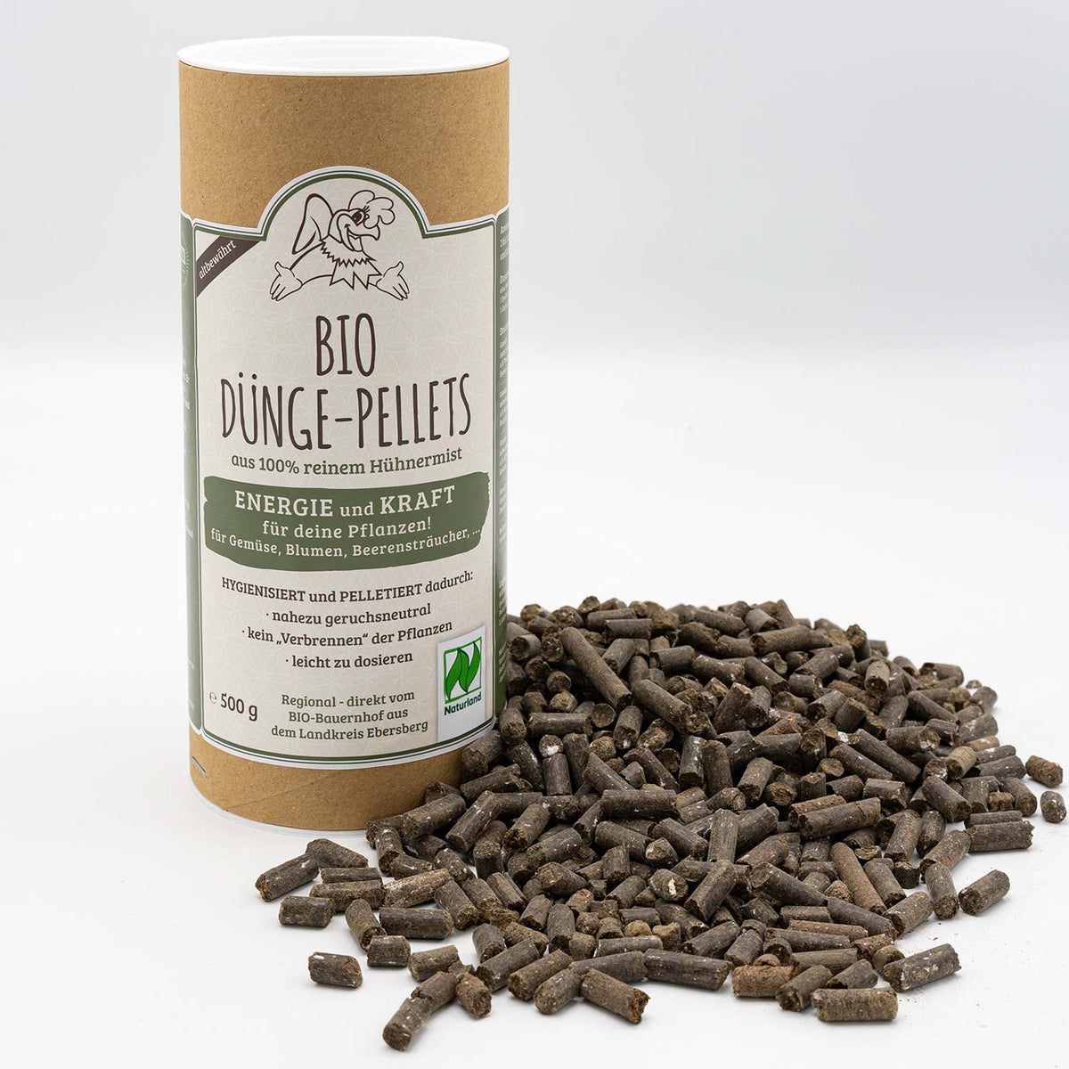 Braune ECO Dünge Pellets vom Bio Bauernhof in einer Pappdose und eine lose Schüttung daneben.