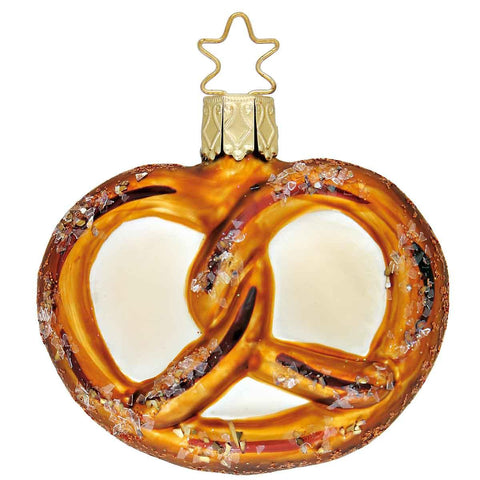 Glänzender Glas-Brezel Weihnachtsschmuck mit Salzstreusel-Effekt und goldenem Stern-Aufhänger, bayerische Dekoration.