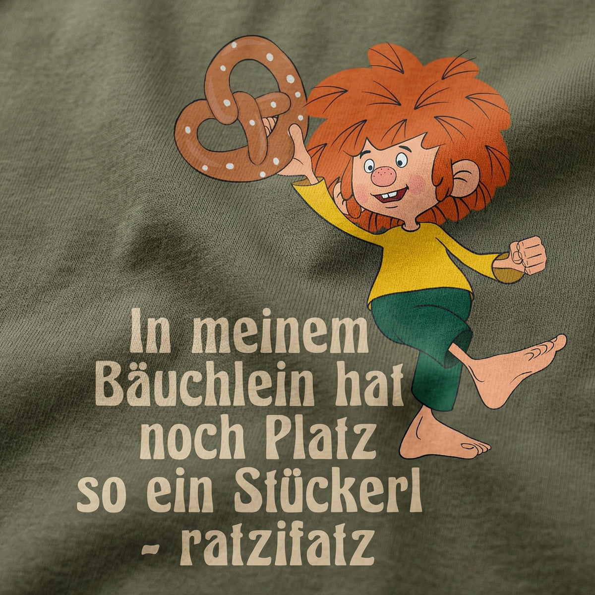 Pumuckl-Motiv auf dem Damen T-Shirt: lachender Pumuckl mit Brezn und Spruch „In meinem Bäuchlein hat noch Platz so ein Stückerl – ratzifatz“