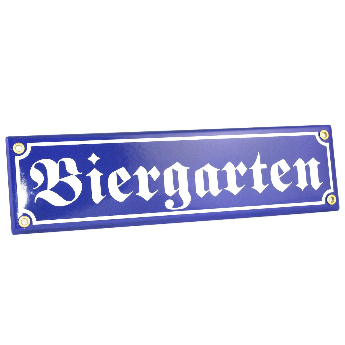Blaues Blechschild mit weißer Aufschrift Biergarten in Frakturschrift, Umrandung und Nieten aus Geschenkbox Bier is guad.