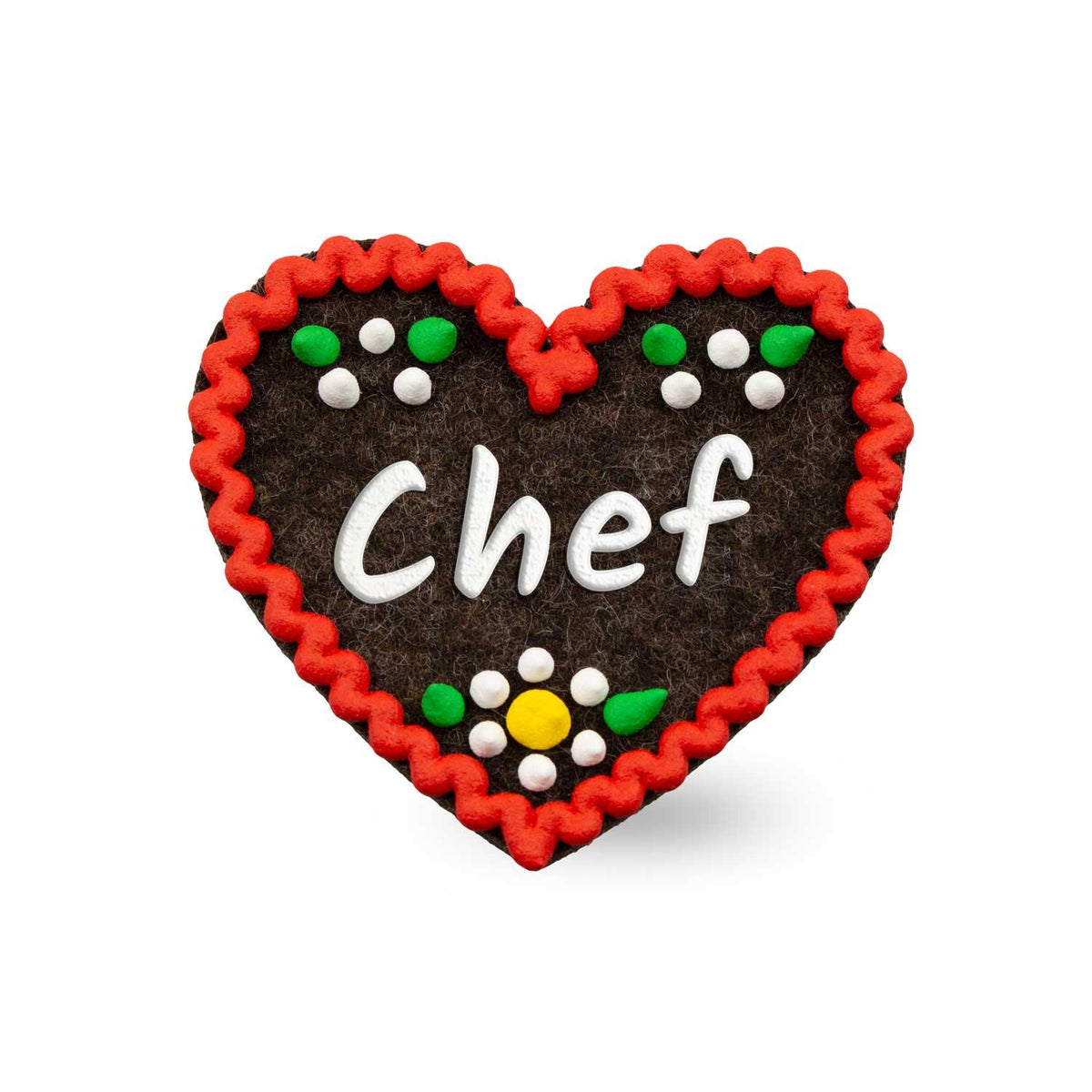 Filzherz-Anstecker Chef in Dunkelbraun mit rotem Wellenrand, bestickt mit Blumen und weißen Chef-Buchstaben