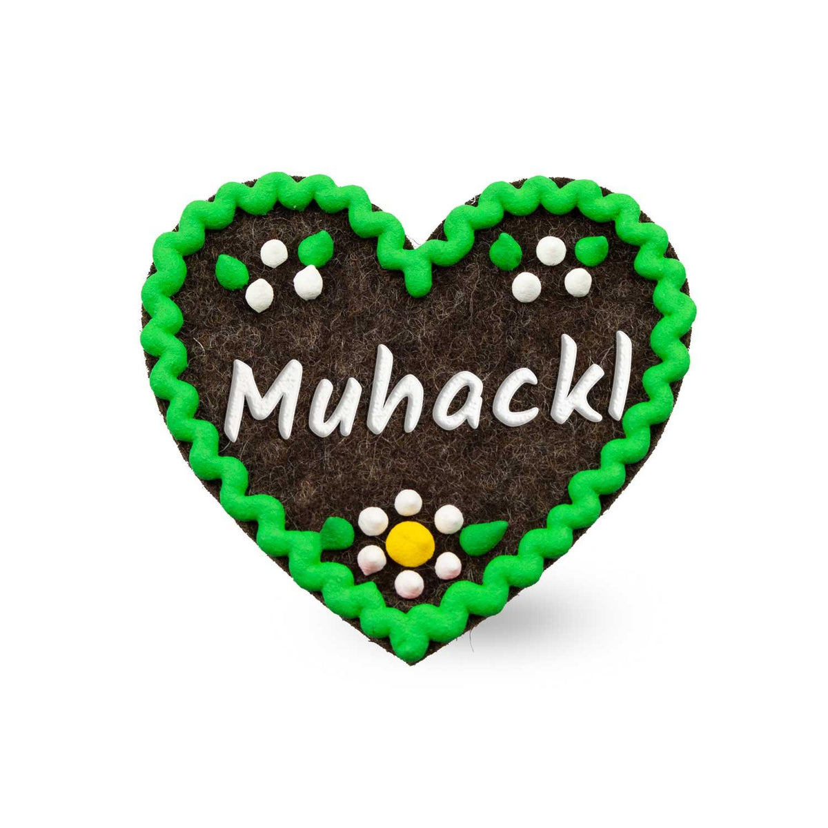 Brauner Filzherz-Anstecker "Muhackl" mit grüner Zierleiste und Blumenapplikationen, bayerisches Motiv.