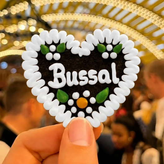 Personalisiertes Filzherz mit "Bussal" Schriftzug, traditionellem Zuckerguss-Rand und Blumenmuster.