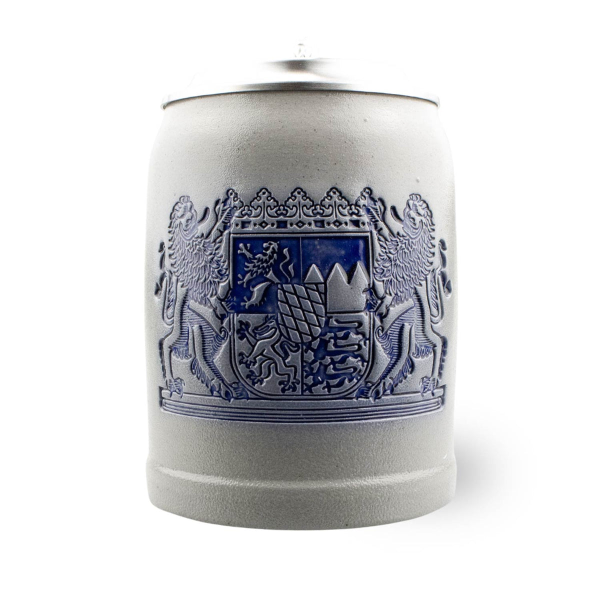 Grauer Steingut-Bierkrug mit blauem, geprägtem bayerischem Wappen und silbernem Zinndeckel, freigestellt.