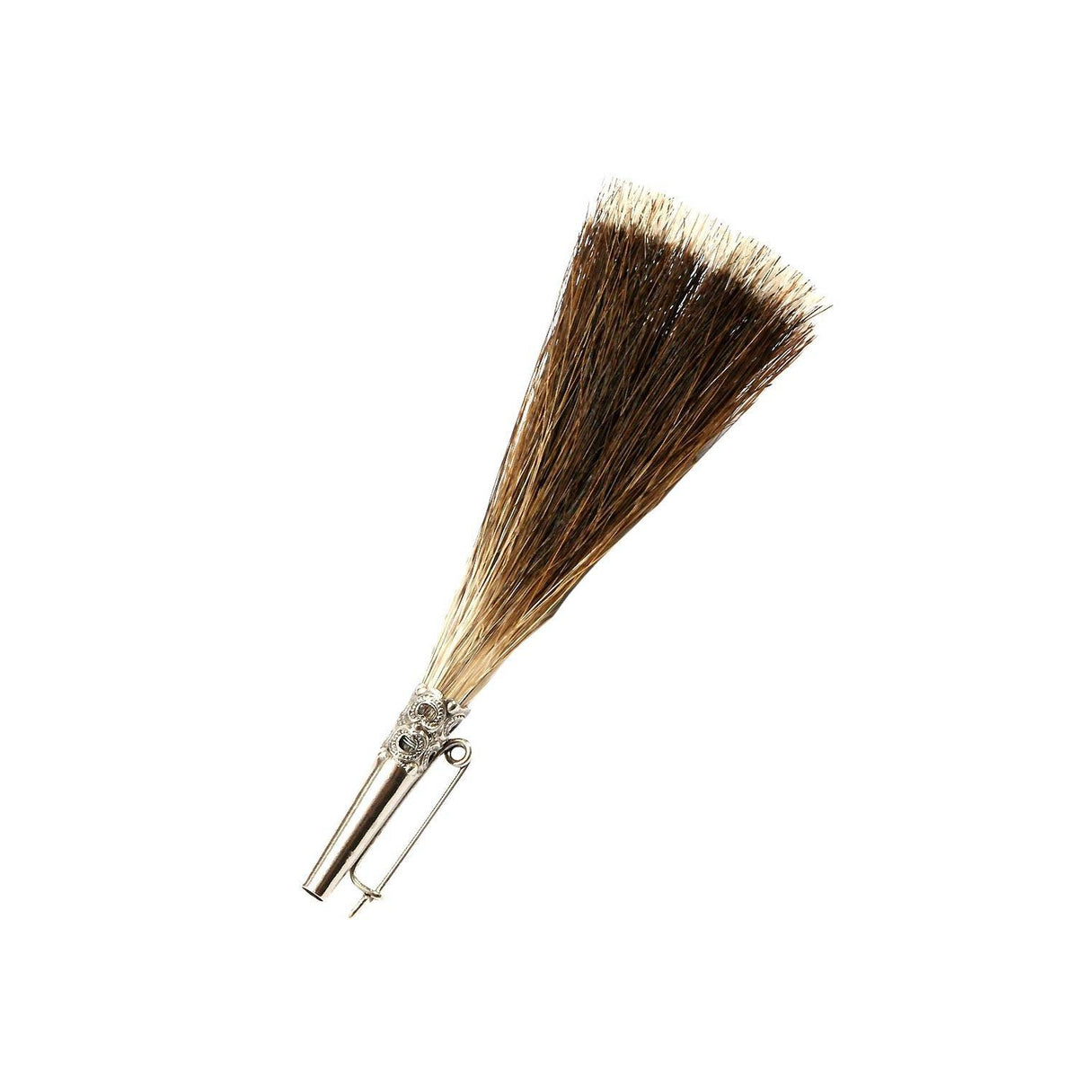 Traditioneller Gamsbart Trachtenschmuck aus echtem Gamsfell, befestigt an einer silberfarbenen Hülse mit Nadel.