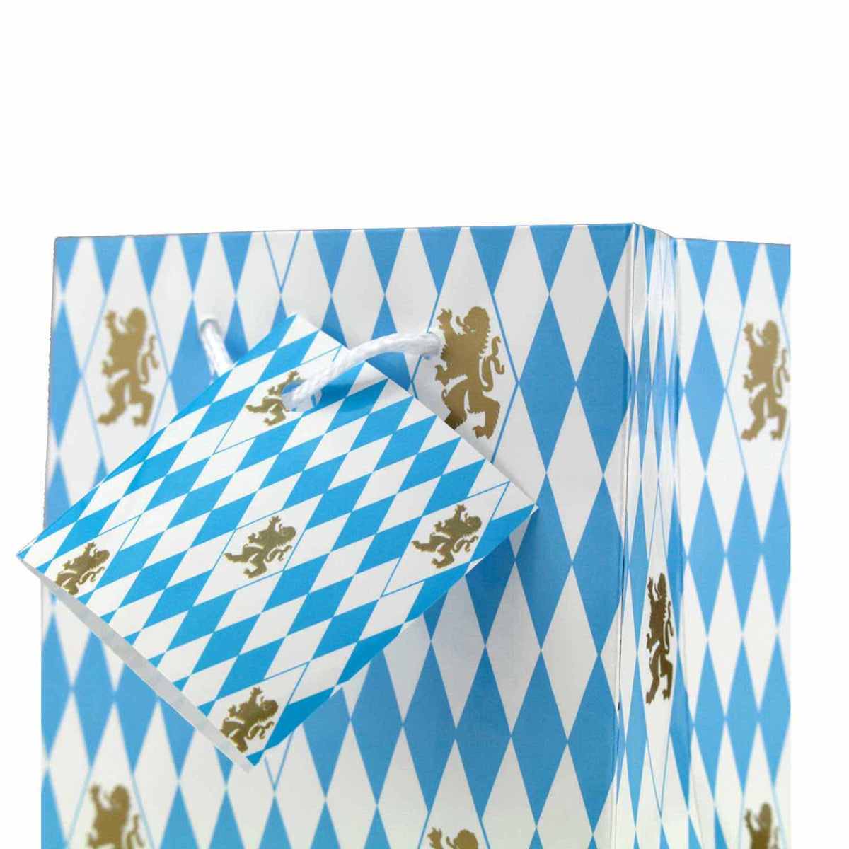 Kleine Geschenktasche aus laminiertem Kraftpapier mit blau-weißem Rautenmuster und Herzmotiv, ca. 11 x 13,5 x 6 cm.