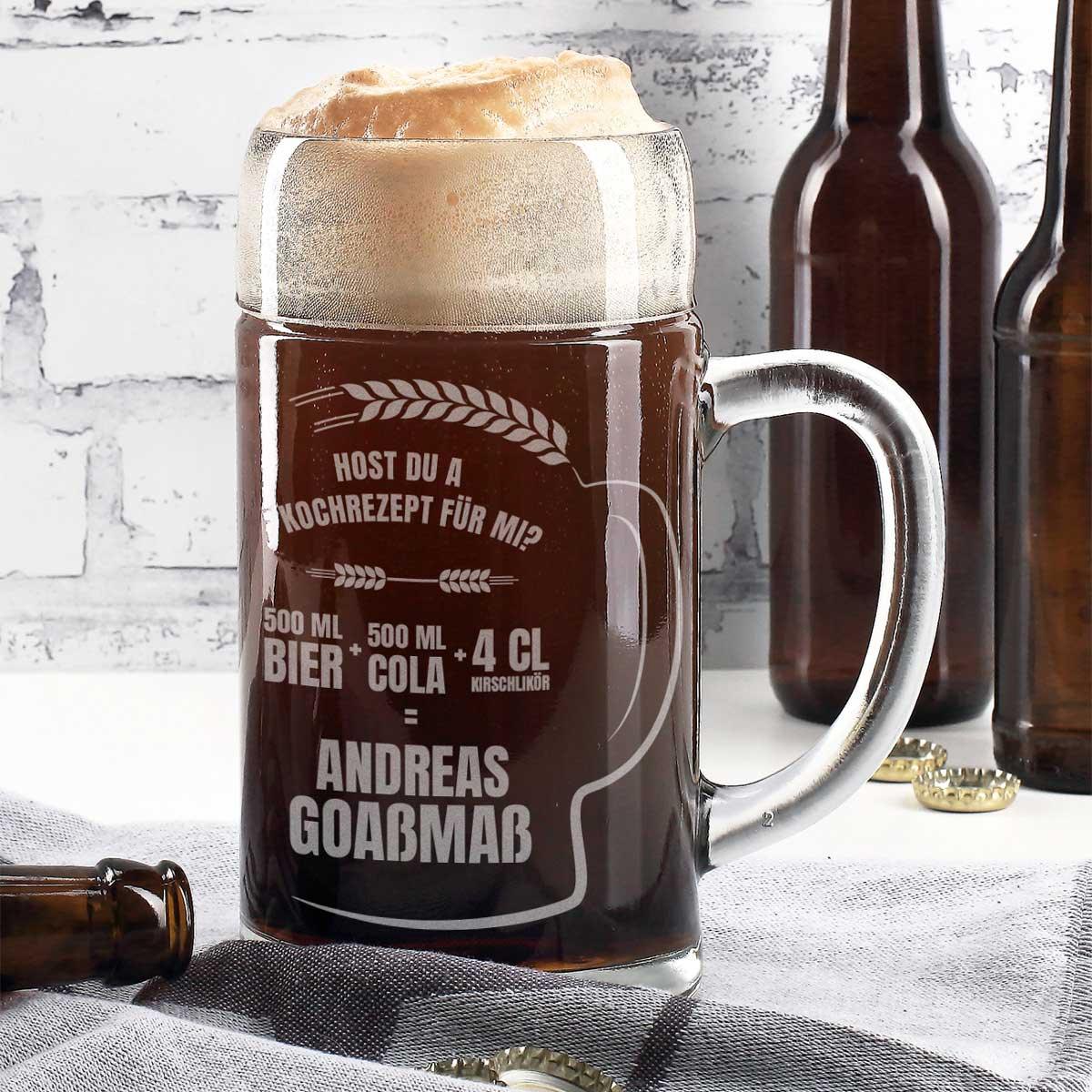 Klarglas-Krug mit graviertem Wunschname, bayerischem Rezeptmotiv und Henkel, zylindrische Form, 1,0 Liter.