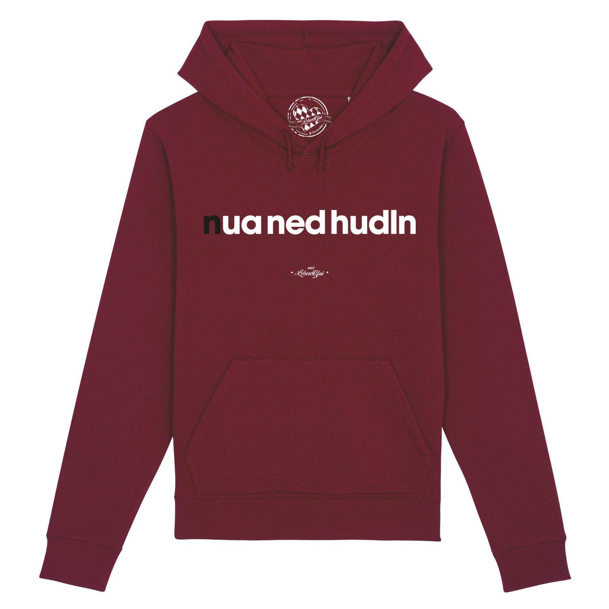 Herren Hoodie "Nua ned hudln" in Burgunderrot mit weißem Schriftzug und Kängurutasche.