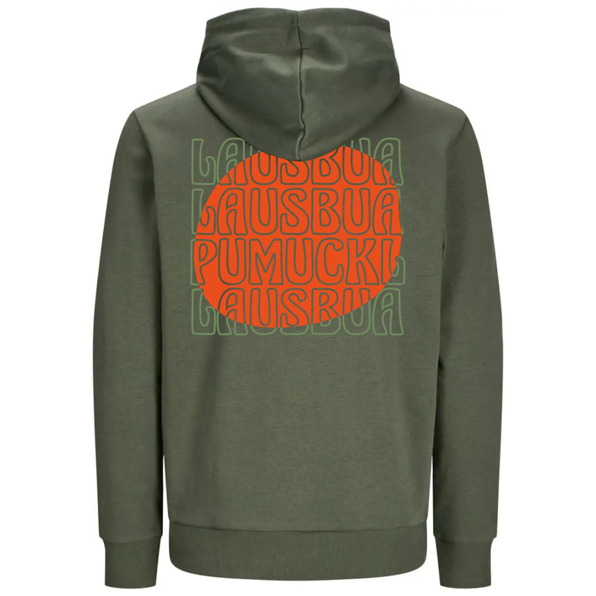 Detail Pumuckl Hoodie „Lausbua“ in Olivgrün: runder Lausbua-Schriftzug in Orange und Grün
