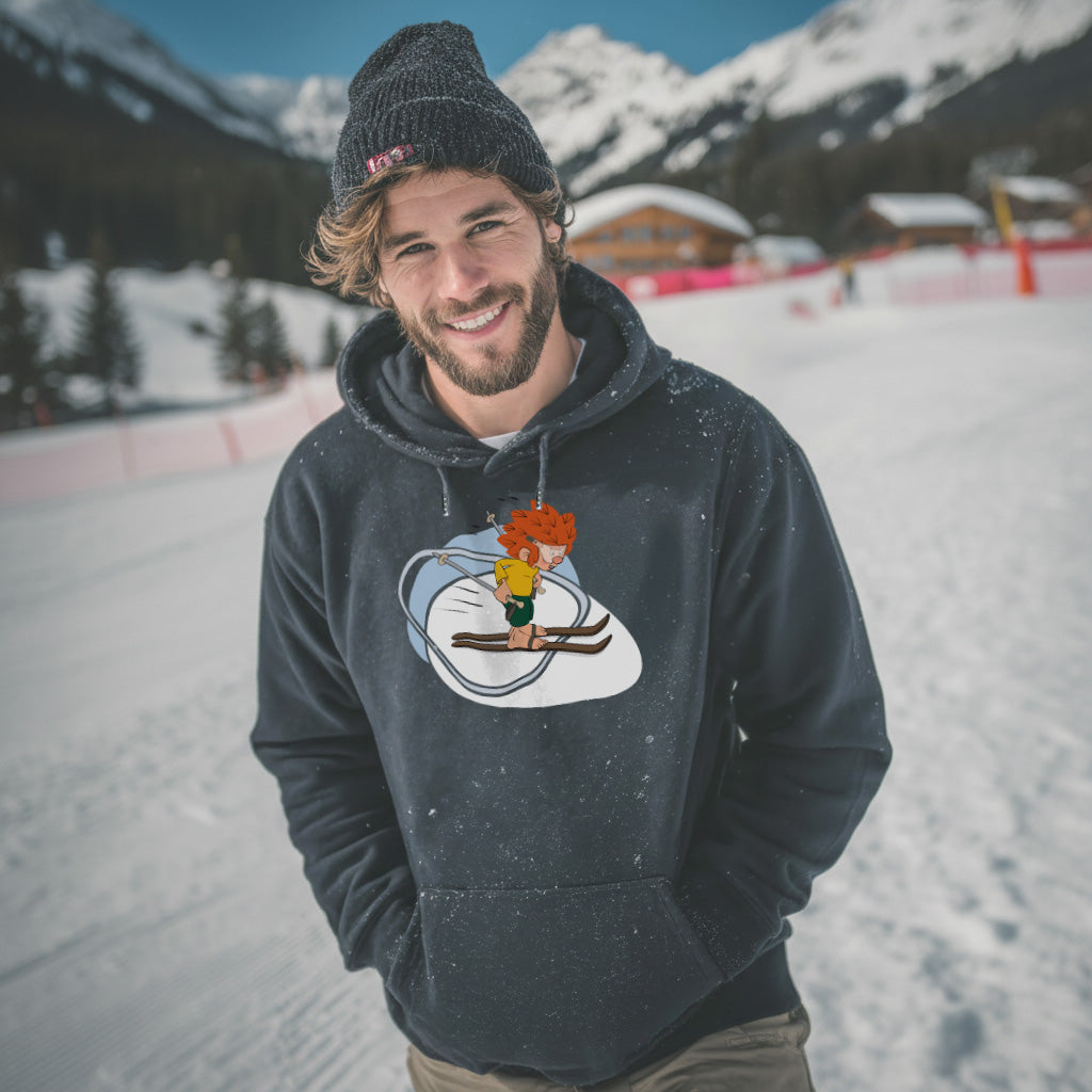 Mann im dunkelblauen Pumuckl Hoodie „Skifahren“ beim Skifahren in den Bergen