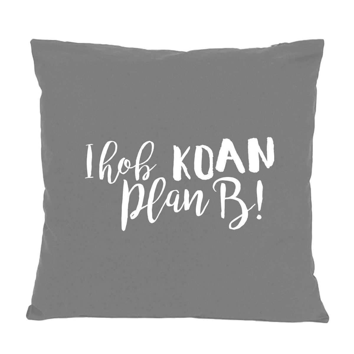 Graues Kissen „Koan Plan B!“ mit weißem Schriftzug, bayerischem Spruch für Sofas und Betten.