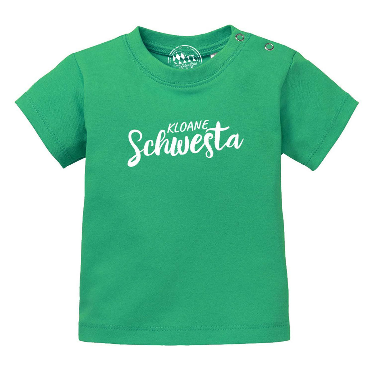 Grünes Baby T-Shirt "Kloane Schwesta" mit weißem Schriftzug, kurzen Ärmeln und Druckknöpfen an der Schulter.
