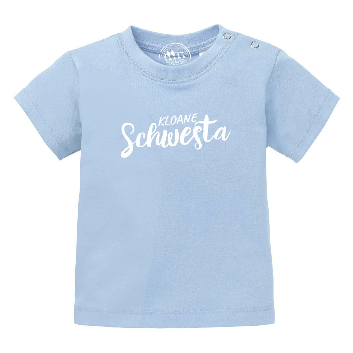 Hellblaues Baby T-Shirt "Kloane Schwesta" mit weißem Schriftzug, kurzen Ärmeln und Druckknöpfen an der Schulter.
