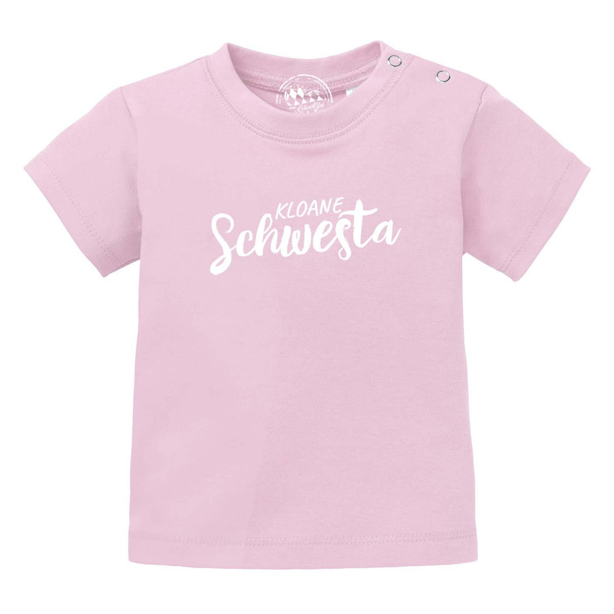 Rosa Baby T-Shirt "Kloane Schwesta" aus Bio-Baumwolle mit Druckknöpfen an der Schulter und weißem Aufdruck.