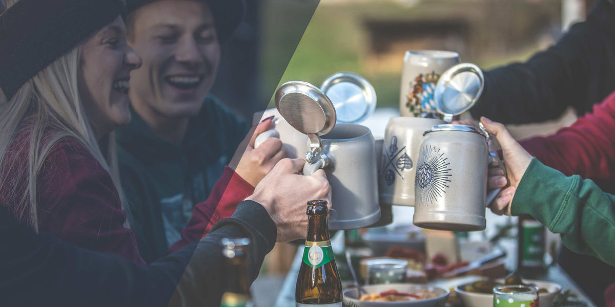 Lachende Freunde stoßen mit traditionellen Steinkrügen und Bier auf einer Feier an.