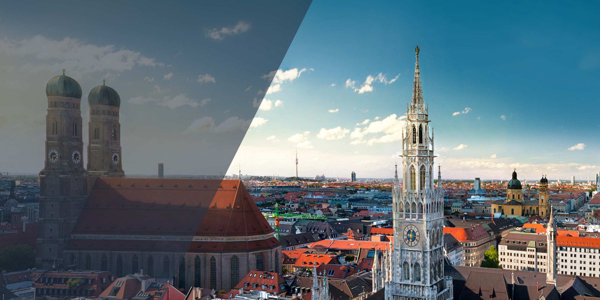 Historische Münchener Skyline mit Fraunkirche und Rathaus am Marienplatz unter klarem Himmel.