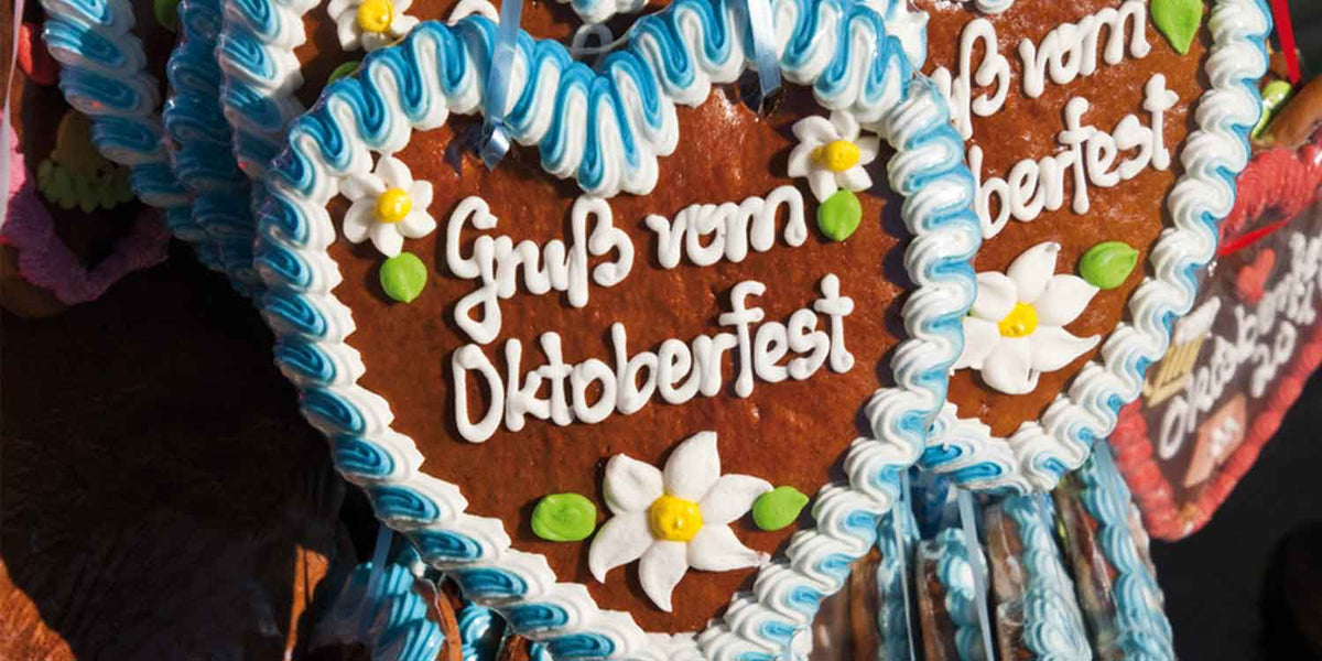 Lebkuchenherzen auf dem Oktoberfest mit weißer und blauer Zuckergussverzierung, Schriftzug Gruss vom Oktoberfest