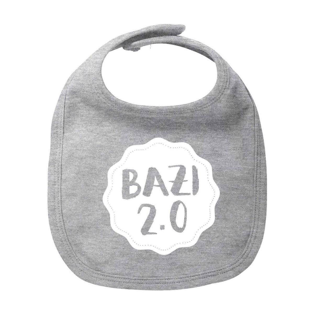Graues Babylätzchen Bazi 2.0 aus Baumwolle mit weißem Aufdruck und Klettverschluss.