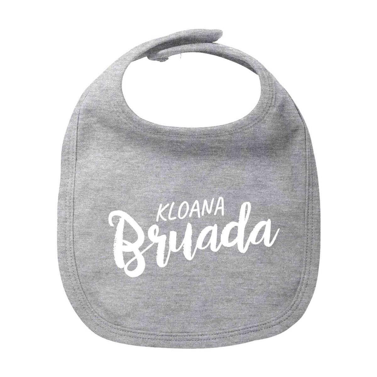 Graues Baby-Lätzchen Kloana Bruada aus Stoff mit weißen Schriftzug für Babys. Praktisches Textil-Lätzchen.