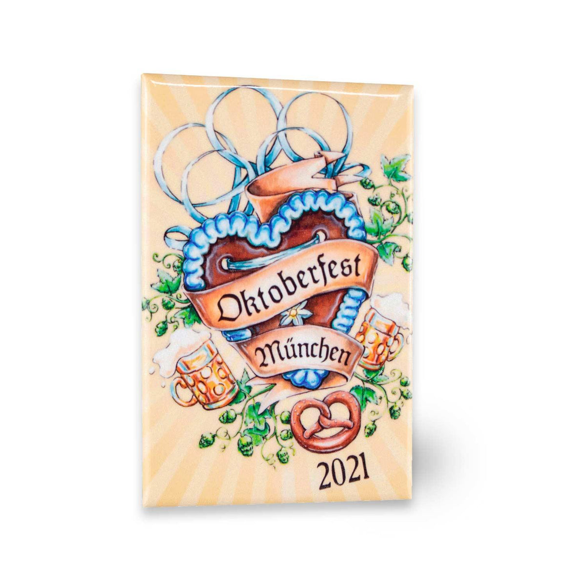 Kleiner Magnet Oktoberfest 2021 mit Herzbanner, Brezel, Bierkrügen und Hopfen auf gestreiftem Hintergrund.