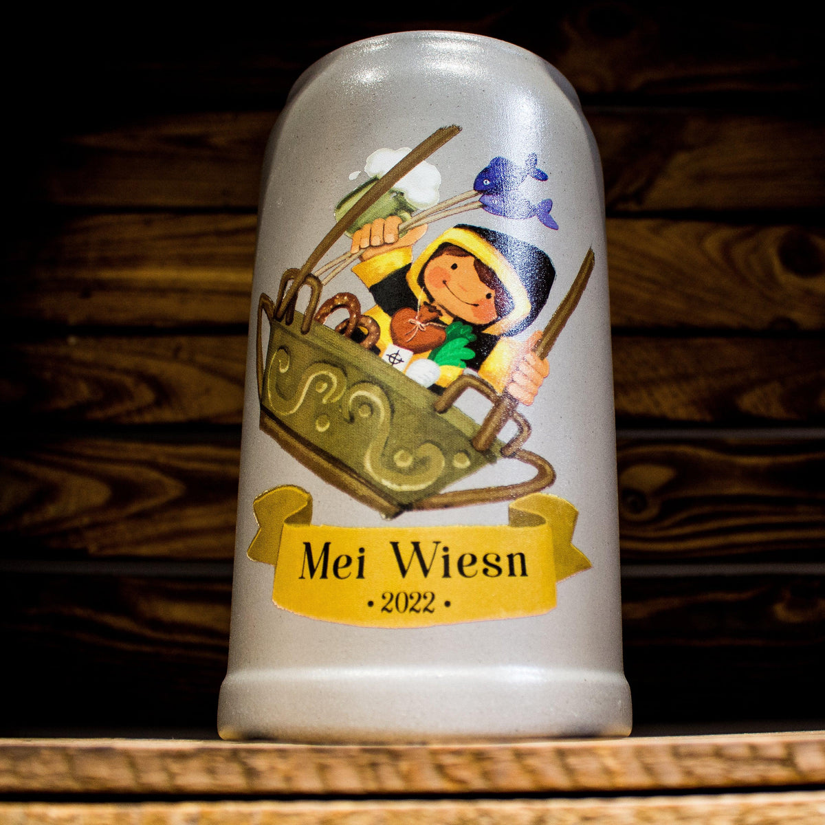 Mei Wiesn 2022 Sammlerkrug aus Steingut mit Oktoberfestmotiv von Kind im Fahrgeschäft und Banner