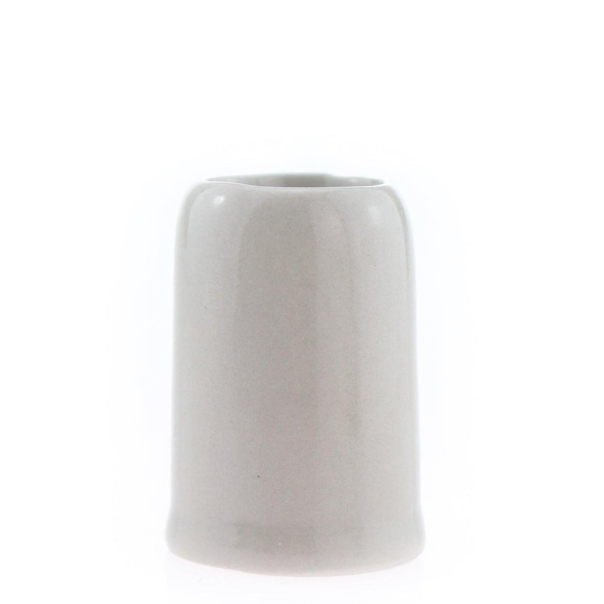 Schlichter, zylindrischer Keramikbecher in mattem Cremeweiß, ideal für minimalistische Einrichtungen.