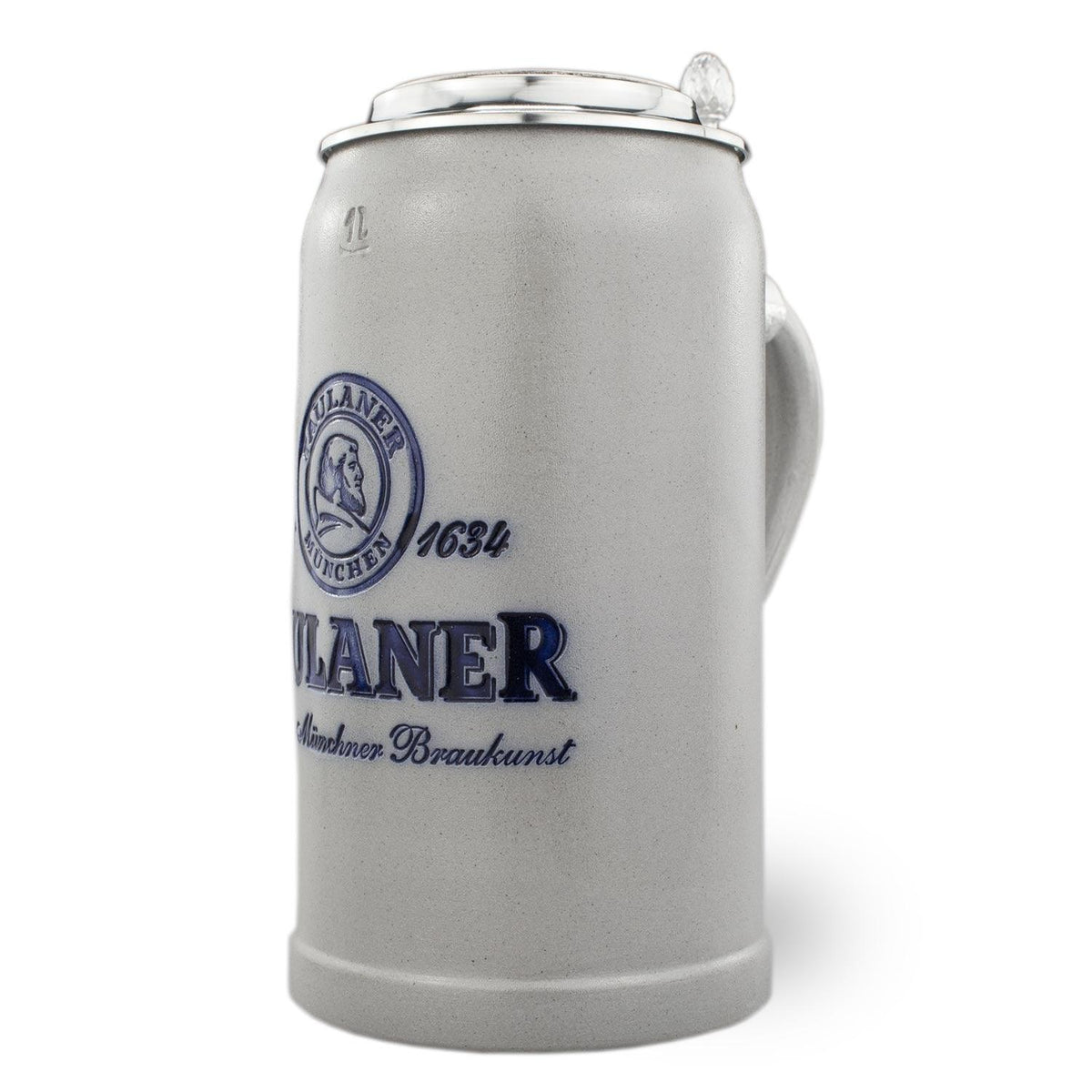 Grauer Keramik-Bierkrug mit blaue Schriftzug, 1-Liter-Markierung und verziertem Zinndeckel.