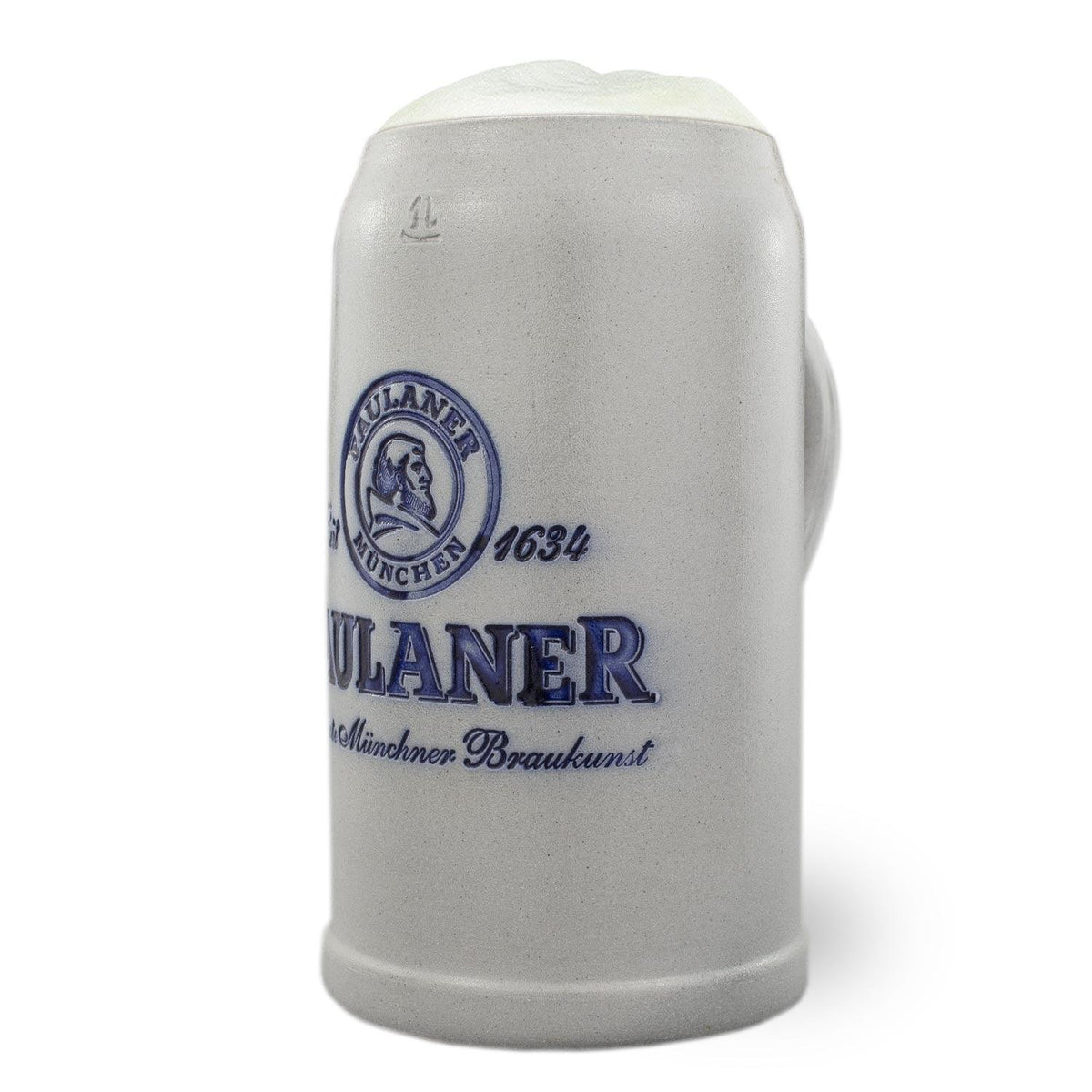 Traditioneller grauer Salzglasur-Bierkrug mit blauem Paulaner München Logo und Schaumkrone.