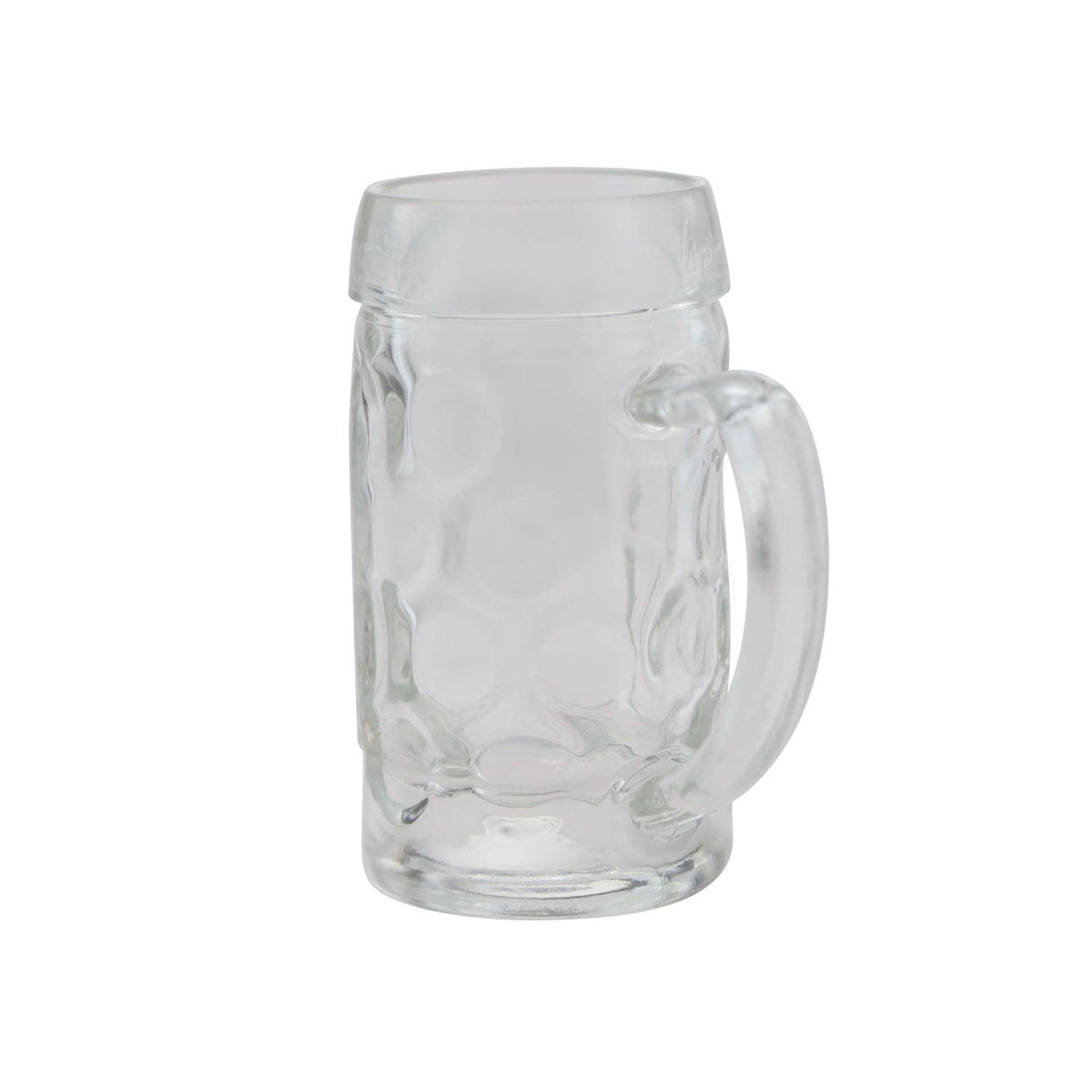 Transparenter Glas-Bierkrug im klassischen Design mit Noppenstruktur und stabilem Henkel auf weißem Hintergrund.