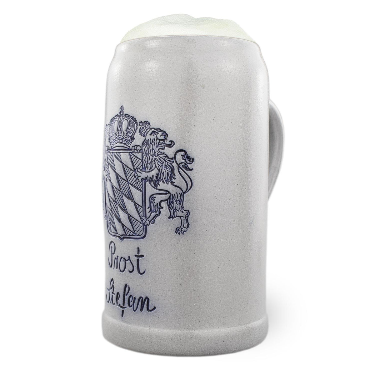 Keramischer Bierkrug mit bayerischem Wappen, Löwe, Krone und handgeschriebenem Prost Schriftzug, gefüllt mit Schaum.