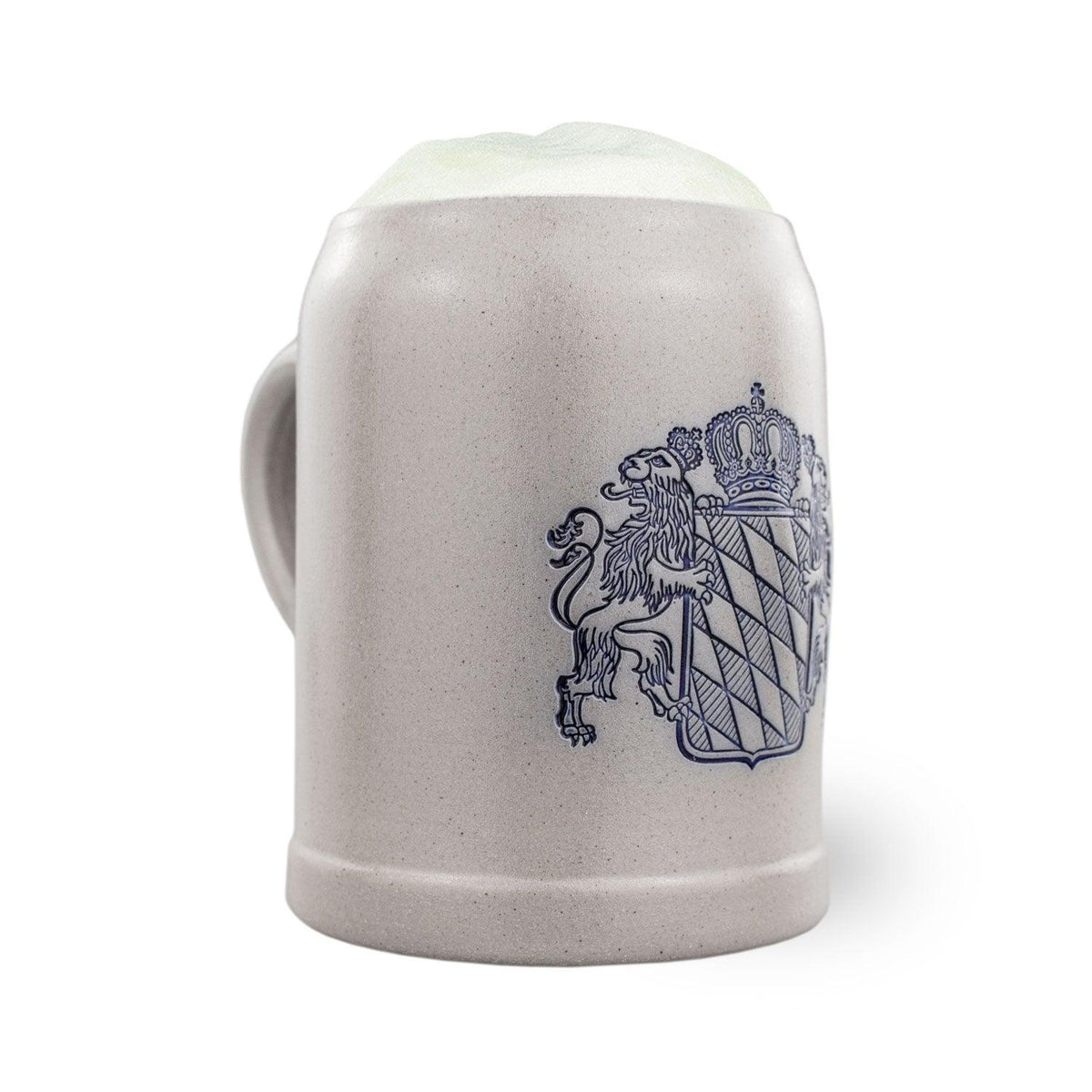 Traditioneller grauer Bierkrug aus Keramik mit blauem Bayrischem Wappen und Schaumkrone.